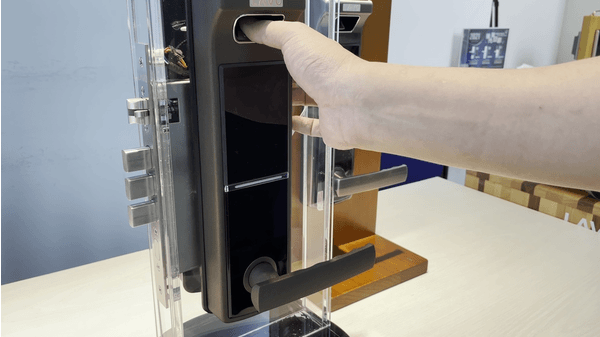 機械式電子鎖 VS 驅動馬達式1 機械式電子鎖 VS 驅動馬達式1